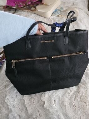 MICHAEL KORS Black Tote Bag with Front Zip Pockets